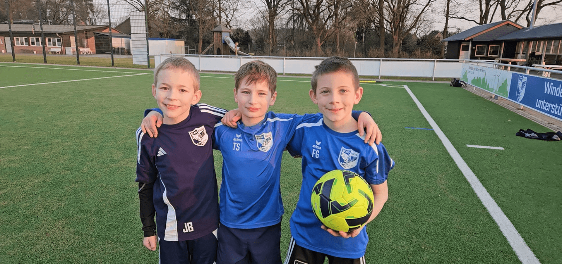 Kinder spielen begeistert Fußball